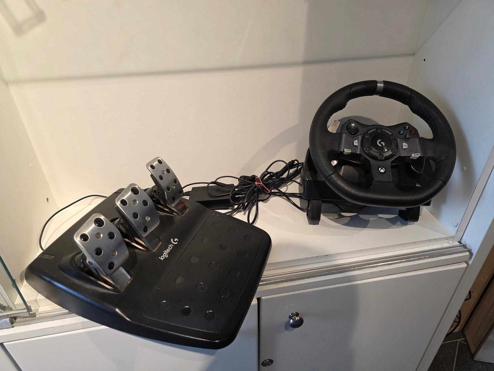 Logitech G G920 Driving Force Racing Wheel and Floor Pedals