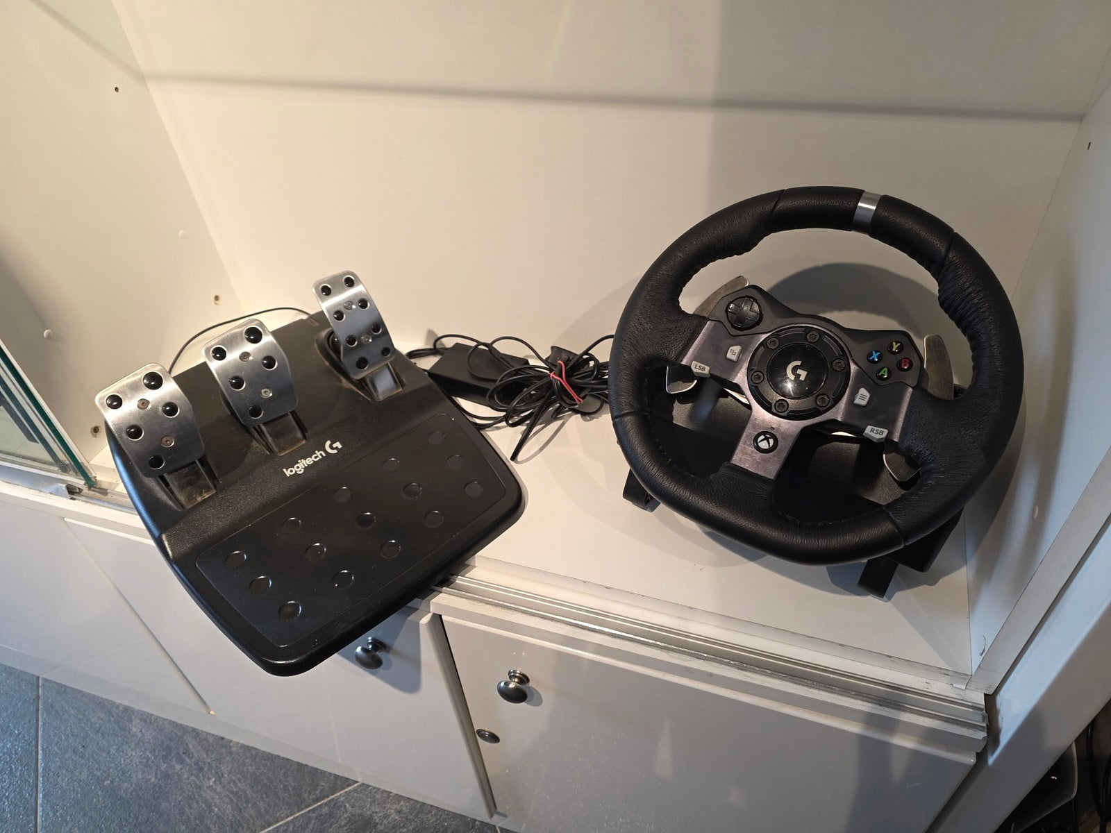 Logitech G G920 Driving Force Racing Wheel and Floor Pedals